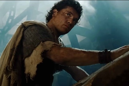Perseus (Sam Worthington) wears a cape and animal skins on Wrath of the Titans (2012).
