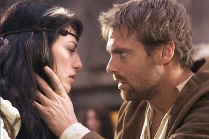 Dr. Daniel Jackson (Michael Shanks) holds Vala Mal Doran's (Claudia Black) face in Stargate SG-1 Episode 901.