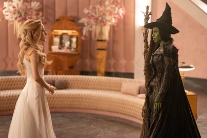 Glinda and Elphaba talking in Wicked: For Good (2025).