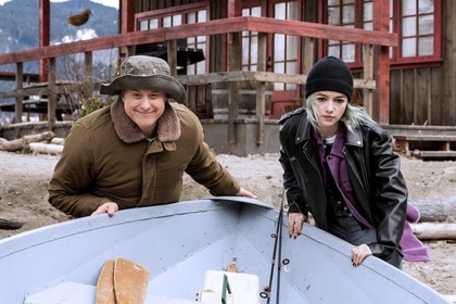 Harry Vanderspeigle (Alan Tudyk) and Liza Vanderspeigle (Taylor Blackwell) move a canoe on Resident Alien Episode 405.