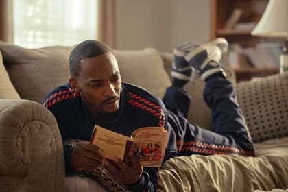 John Doe reading a book in Twisted Metal Season 2, Episode 1. 