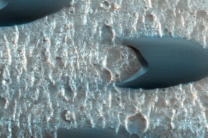Barchan dunes on Mars. Credit: NASA/JPL-Caltech/Univ. of Arizona
