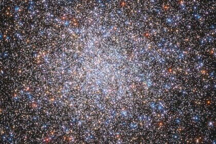 The core of the globular cluster M2 is packed with stars. Credit: ESA/Hubble & NASA, G. Piotto et al.