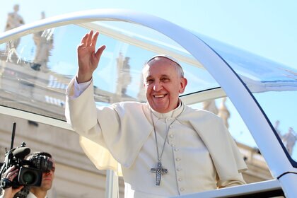 469349727-pope-francis-waves-to-engaged-couples-from-all-over-the_0.jpg