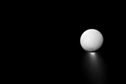 cassini_enceladus_geysers_apr2013.jpg.CROP.rectangle-large.jpg
