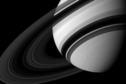 cassini_saturn_tethys.jpg