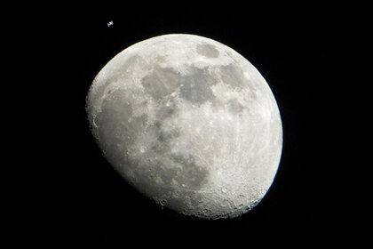 hartnett_iss_moon568.jpg