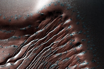 hirise_gullies_russelcrater.jpg
