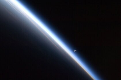iss_crescentmoon_sep42010.jpg