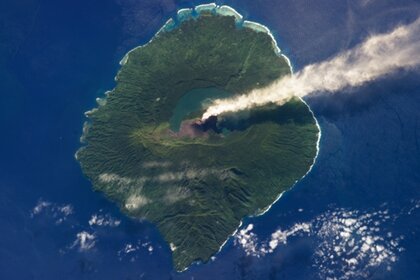 iss_gaua_volcano.jpg.CROP.rectangle-large.jpg