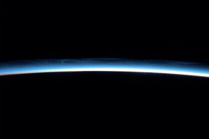 iss_noctilucentclouds_590.jpg