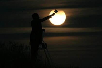 laveder_paintingthemoon.jpg.CROP.rectangle-large.jpg