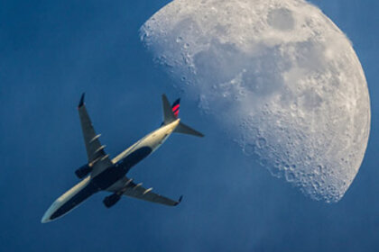 luxemburg_airplane_moon_354_0.jpg