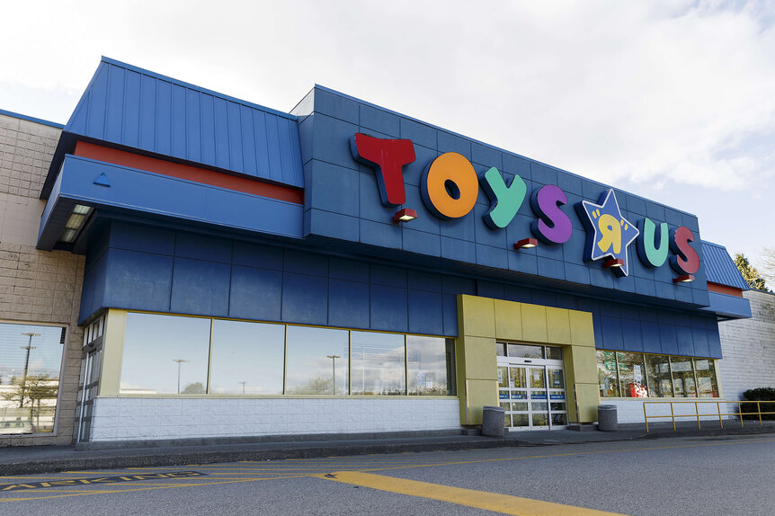Toys R Us accepts $237-million bid from Toronto firm to buy its