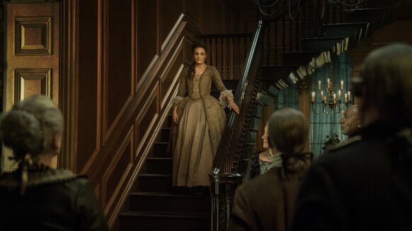 Outlander 411, Brianna on stairs