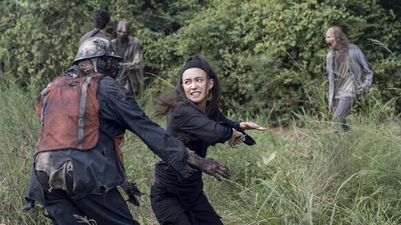 The Walking Dead episode 1008 - Rosita fighting zombies