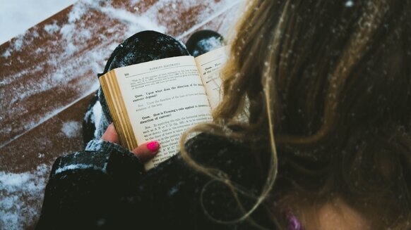 woman-reading-in-snow