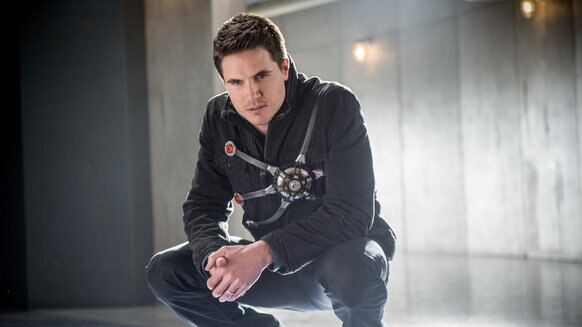 Robbie Amell as Ronnie in The Flash.