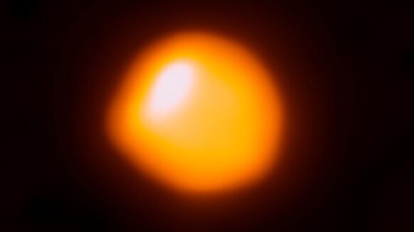 An image of Betelgeuse in millimeter wavelengths shows a huge hotspot in its atmosphere caused by hot gas rising from its interior. Blobs like this can change the star’s brightness considerably. Credit: ALMA (ESO/NAOJ/NRAO)/E. O’Gorman/P. Kervella