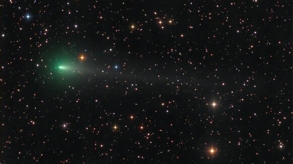 Comet C/2019 Y4 (ATLAS) glows green due to the presence of diatomic carbon, common in comets. Credit: Damian Peach