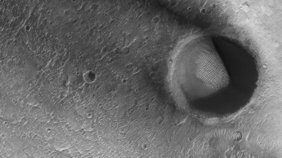 hirise_paA sand-filled dune on Mars looks more than a little bit like Pac-Man. Credit: NASA/JPL/University of Arizonacmandune_hero