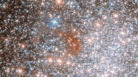 A close-up of the reddish splotch in the globular cluster NGC 1898. Credit: ESA/Hubble & NASA