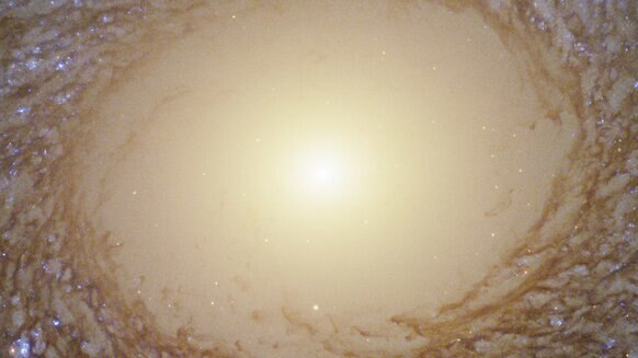 A close-up of the central region of NGC 2775, showing how the arms end abruptly, giving way to a smooth distribution of stars. Credit: NASA/ESA/Hubble Space Telescope/Janice Lee, processed by Judy Schmidt