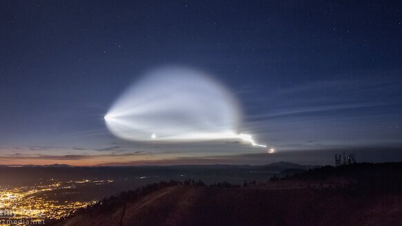 A Falcon 9 launch at twilight in California made for an eerie and beautiful display in the sky. Credit: Jeremy Perez 