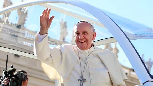 469349727-pope-francis-waves-to-engaged-couples-from-all-over-the_0.jpg