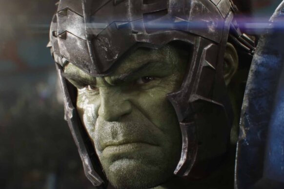 The Hulk (Mark Ruffalo) wears a helmet in Thor: Ragnarok (2017).