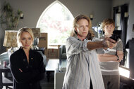 (l-r) Hayden Panettiere as Claire Benett, Ashley Crow as Sandra Bennet, Randall Bentley as Lyle Bennet in Heroes 210