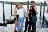 Sarah Michelle Gellar, Ryan Philippe, Jennifer Love Hewitt, and Freddie Prinze Jr. pose on a dock for I Know What You Did Last Summer (1997).