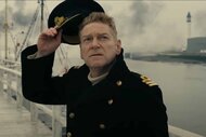 Commander Bolton (Kenneth Branagh) takes off his uniform hat in Dunkirk (2017).
