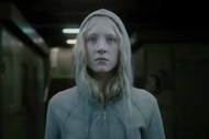 Hanna (Saoirse Ronan) wears a grey hoodie in Hanna (2011).