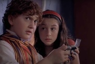 Juni (Daryl Sabara) and Carmen (Alexa Vega) use a device in Spy Kids (2001).