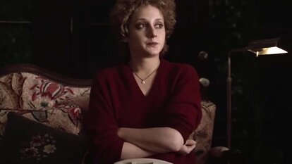 Jill Johnson (Carol Kane) sits pensively in front of a corded phone in When A Stranger Calls (1979).