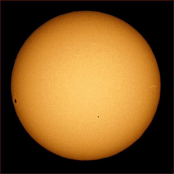 The Mercury transit of 8 Nov. 2006. Mercury is below right of center. Note the sunspots on the extreme left and right. Credit: Brocken Inaglory (CC BY-SA 4.0)