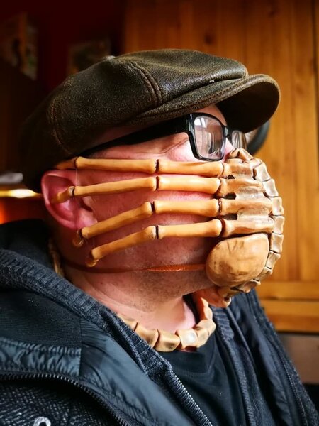 Facehugger mask