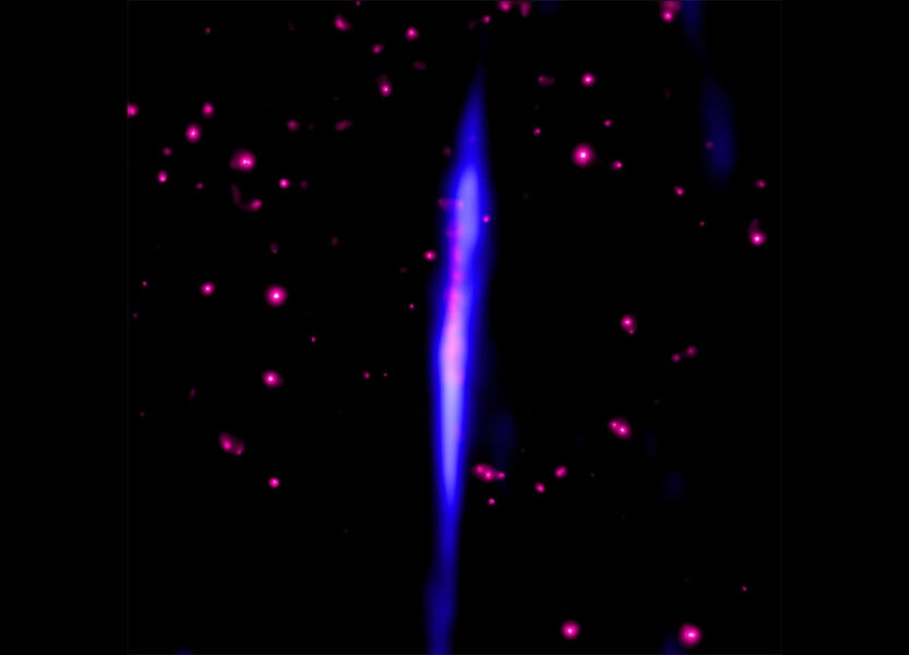 The thread/filament G0.17-0.41 is 100 light years long in radio and 20 in X-rays. Its original isn’t clear, though strong magnetic fields are involved. Credit: X-ray: NASA/CXC/UMass/Q.D. Wang; Radio: NRF/SARAO/MeerKAT