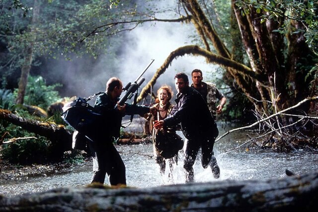Jeff Goldblum, Julianne Moore and Vince Vaughn running through water trying to escape danger in a scene from The Lost World: Jurassic Park (1997)