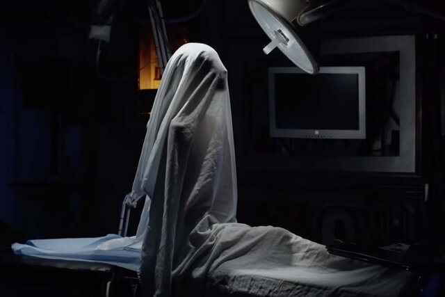 A body sitting up under a sheet in The Lazarus Effect (2015)