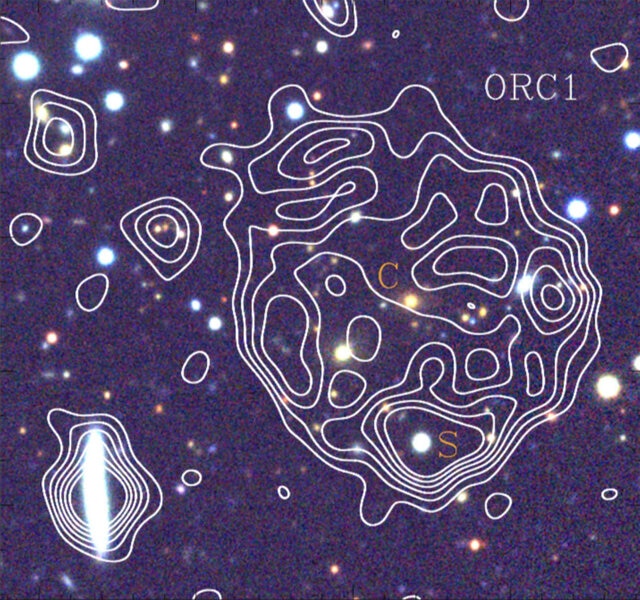 Radio contours of ORC1 from ASKAP overlaid on a three-color image of the sky from the Dark Energy Survey; there’s a galaxy in the center but it may be unrelated to the radio ring. Credit: Norris et al.