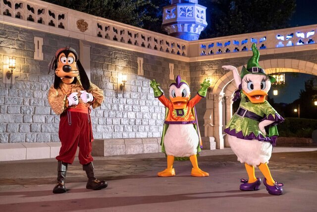 Goofy, Daisy and Donald in Halloween costumes