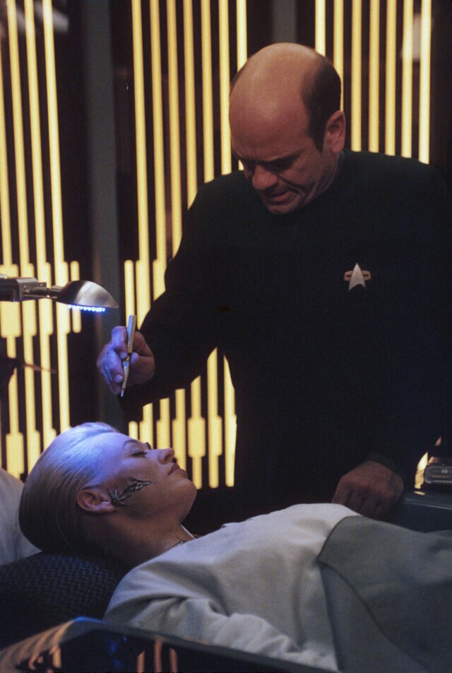 Robert Picardo and Jeri Ryan in Star Trek: Voyager 