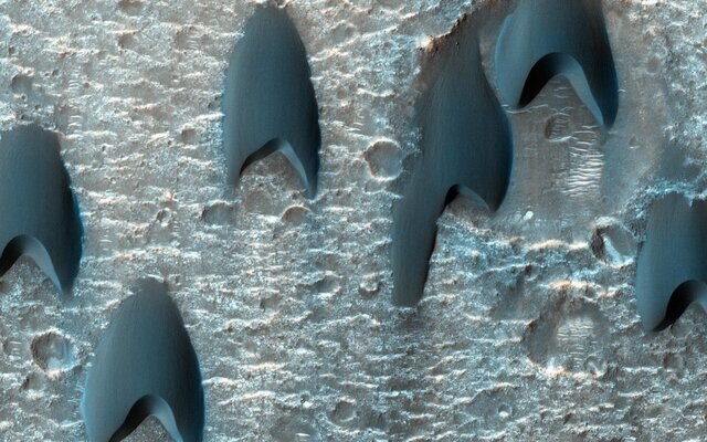 Barchan dunes on Mars. Credit: NASA/JPL-Caltech/Univ. of Arizona