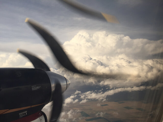 airplane propeller distorted by aliasing and rolling shutter