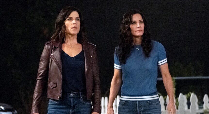 Neve Campbell and Courtney Cox as Sidney Prescott and Gale Weathers in Scream 5