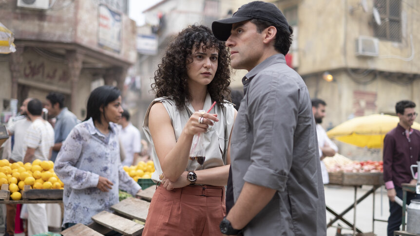 (L-R): May Calamawy as Layla El-Faouly and Oscar Isaac as Marc Spector/Steven Grant in Marvel Studios' MOON KNIGHT.