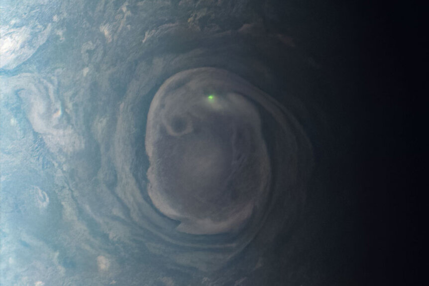 JUNON Jed 写真のもの NASA's Juno Spacecraft Captures Green Lightning on Jupiter