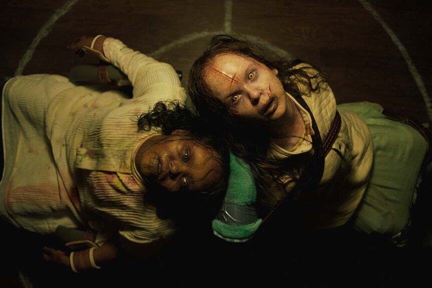 (from left) Angela Fielding (Lidya Jewett) and Katherine (Olivia Marcum) in The Exorcist: Believer (2023)
